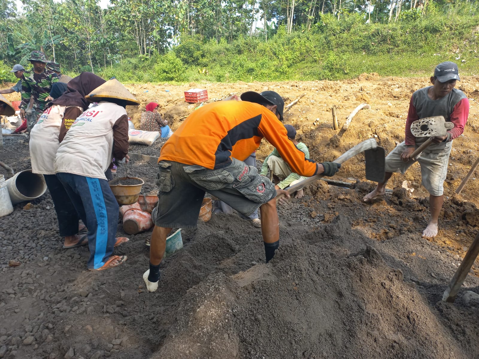 Foto : Goro pembuatan jalan desa Kauman, Boyolali